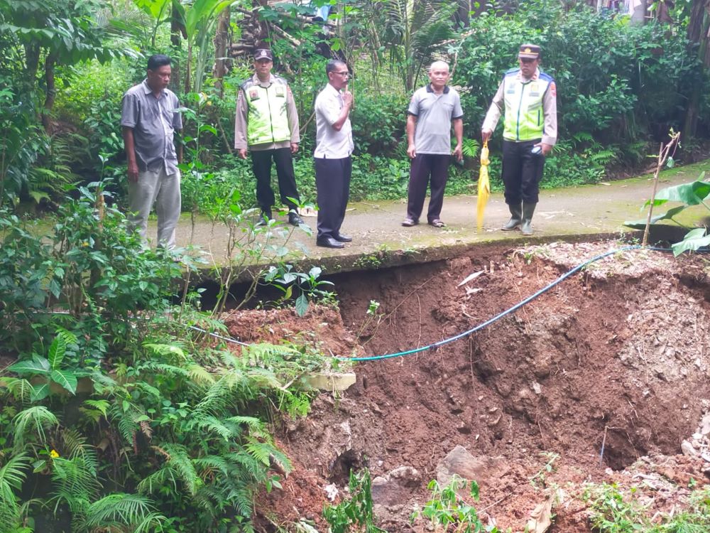 Hujan Deras Picu Longsor di Karanggayam, Warga Diimbau Waspada