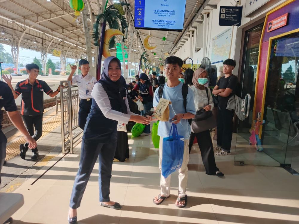 Mudik Lebaran 2026, KAI Daop 5 Purwokerto Bagikan 1.700 Takjil Gratis untuk Penumpang