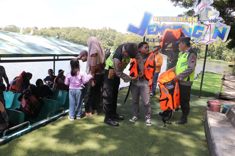Keselamatan Wisata Air Jadi Prioritas, Polres Kebumen Wajibkan Penggunaan Pelampung di JWA