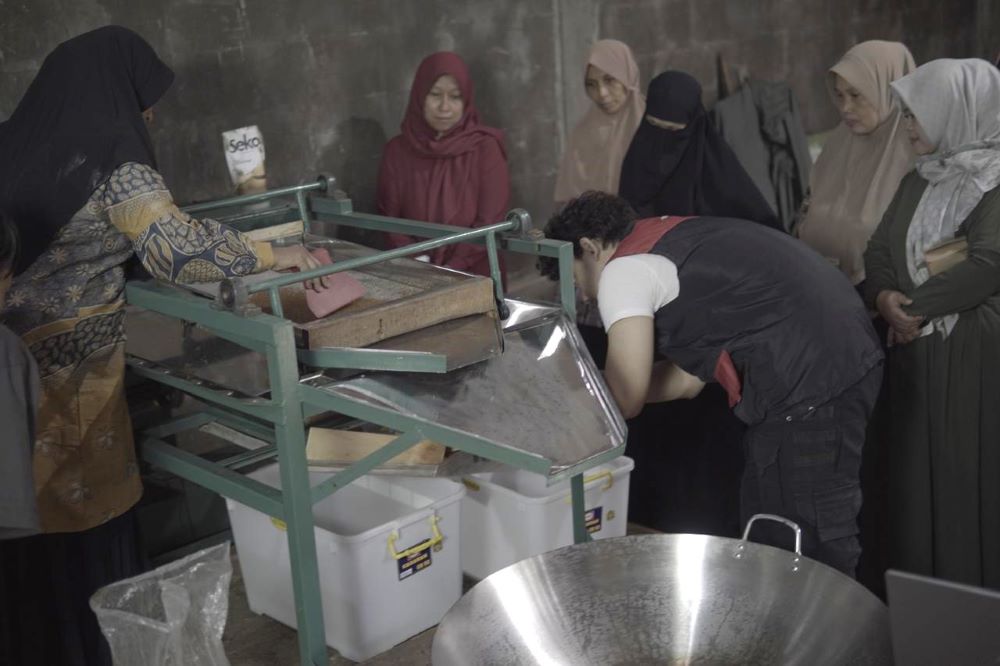 Mahasiswa Telkom University Purwokerto Kembangkan SOLVIA, Pengayakan Gula Kelapa di Cilongok Kini Lebih Efisien