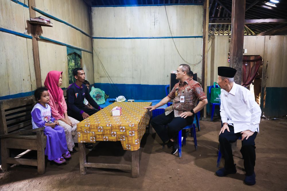 Melihat Langsung Rumah yang Nyaris Ambruk, Gubernur Luthfi Pastikan Bantuan RTLH Segera Turun