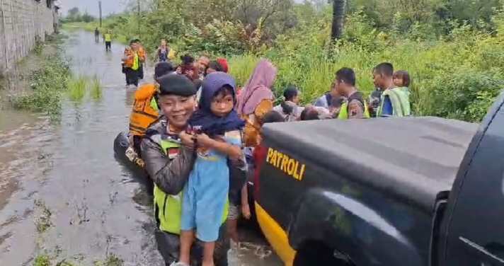 Hujan Deras Tengah Malam, Banjir Rendam Desa Pait Pekalongan, Puluhan Warga Mengungsi