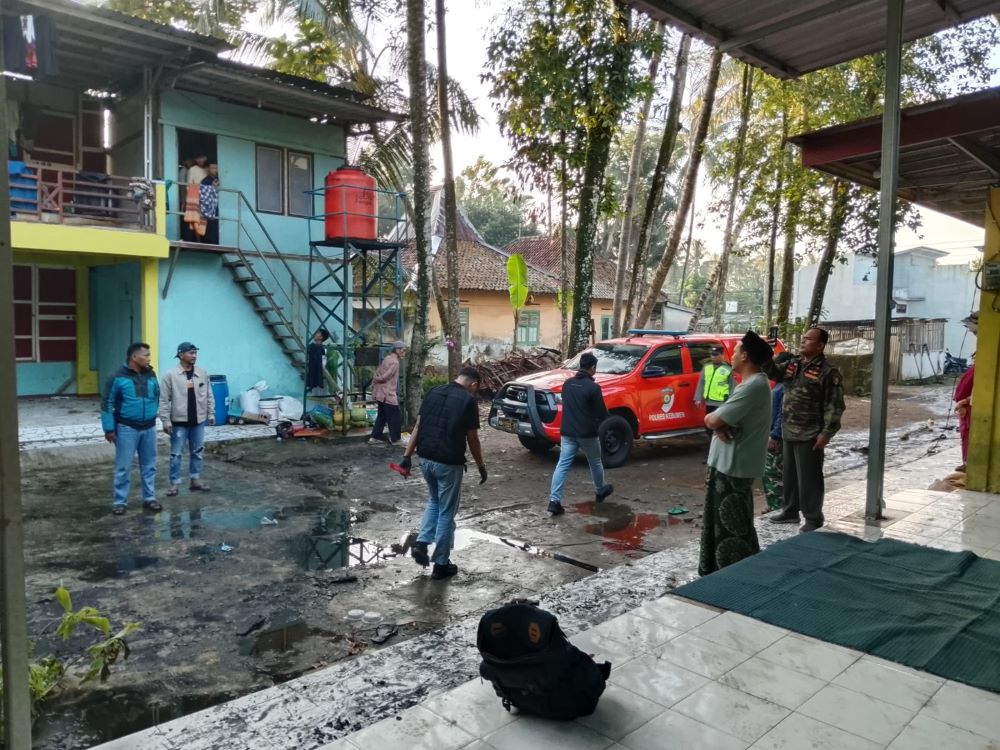 Diduga Korsleting Listrik, Kebakaran Hanguskan Lantai Dua Ponpes Assidiqiyah Puring