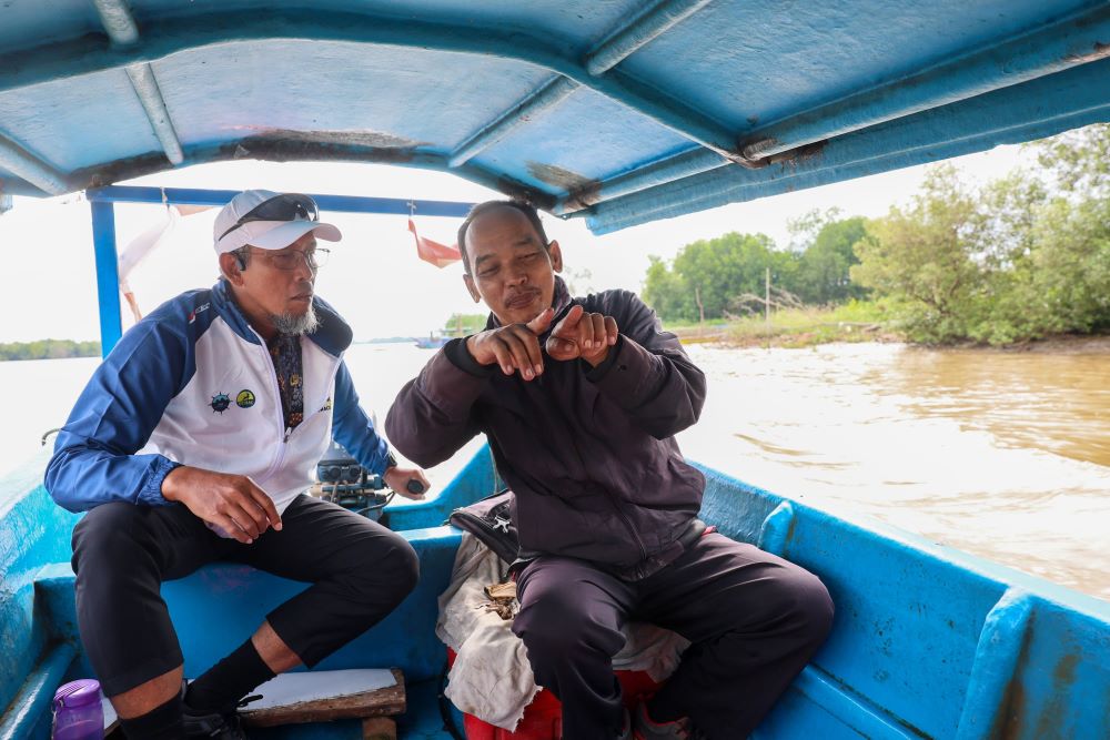 Tergerak Dedikasi Guru di Kampung Laut, Sekda Jateng Tempuh Jalur Laut Kunjungi Sekolah Terluar Cilacap