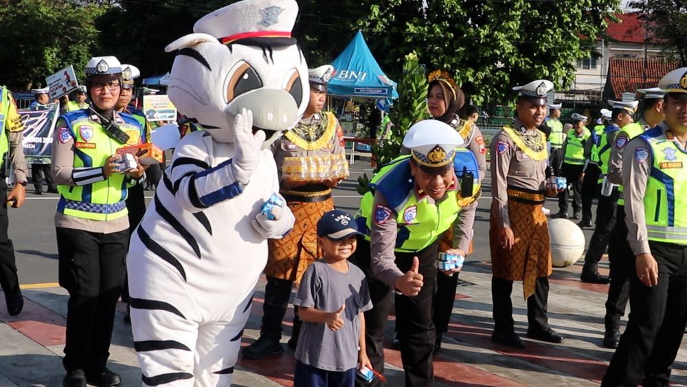 Edukasi Lalu Lintas Dibungkus Seni, Satlantas Polres Kebumen Sapa Warga di CFD