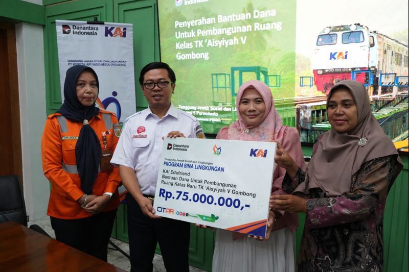 KAI Daop 5 Purwokerto Salurkan CSR Rp899 Juta Sepanjang 2025