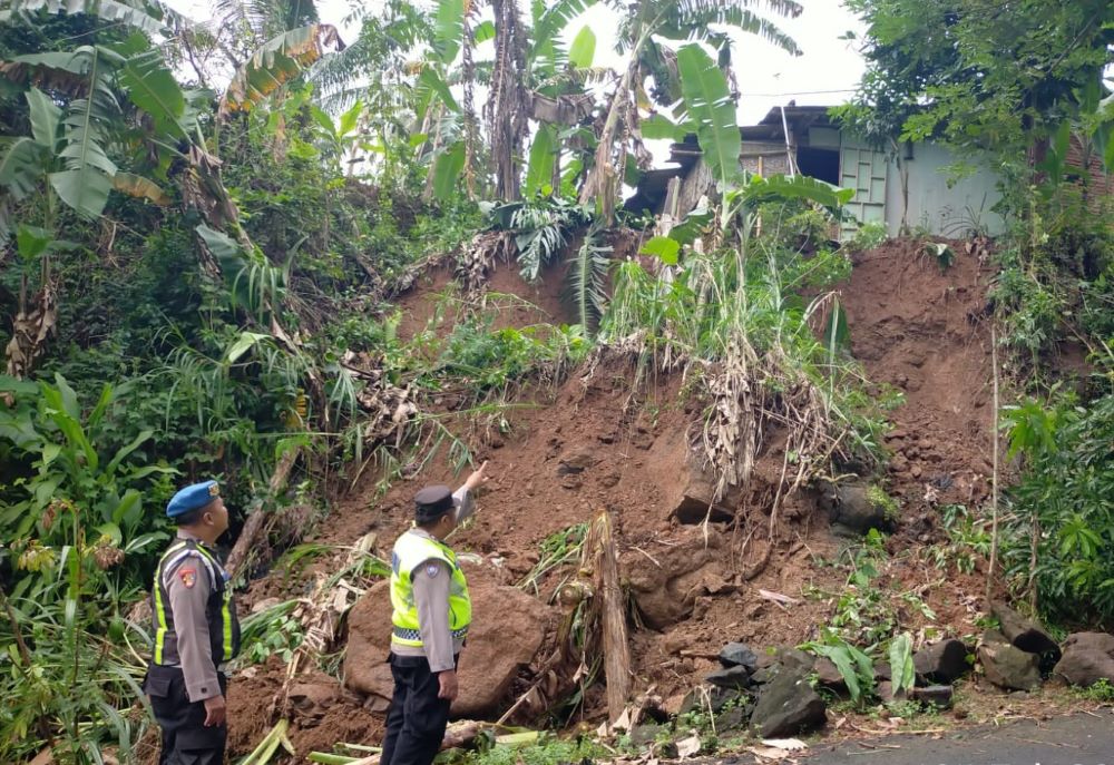 Hujan Ekstrem di Sempor, Tebing Setinggi 8 Meter Ambrol di Samping Rumah Warga