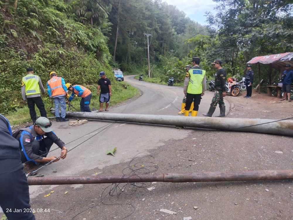 Tiang Listrik Roboh Tutup Akses Jalan Totogan, Lalu Lintas Sempat Lumpuh Pagi Hari
