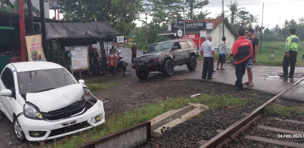 Terobos Perlintasan, Mobil Tertabrak KA Angkutan Semen di Cilacap