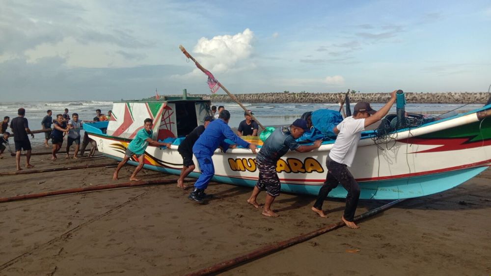 Perahu Nelayan Terbalik Dihantam Ombak di Muara Sungai Bodo, Seluruh ABK Berhasil Selamat