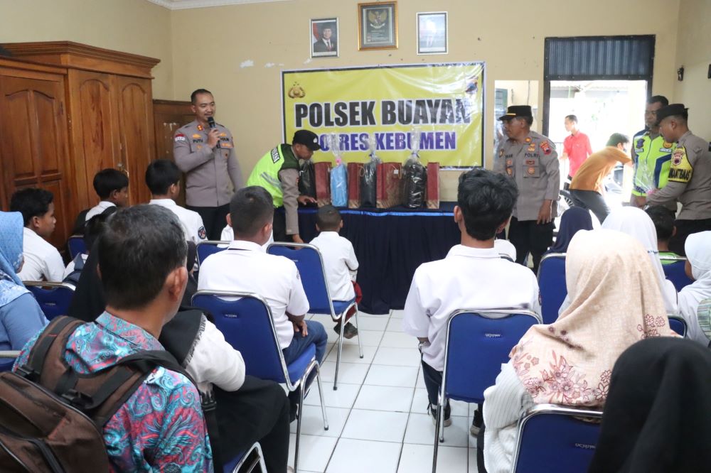 Kapolres Kebumen Dorong Pendidikan Anak Kurang Mampu Lewat Bantuan Sosial 