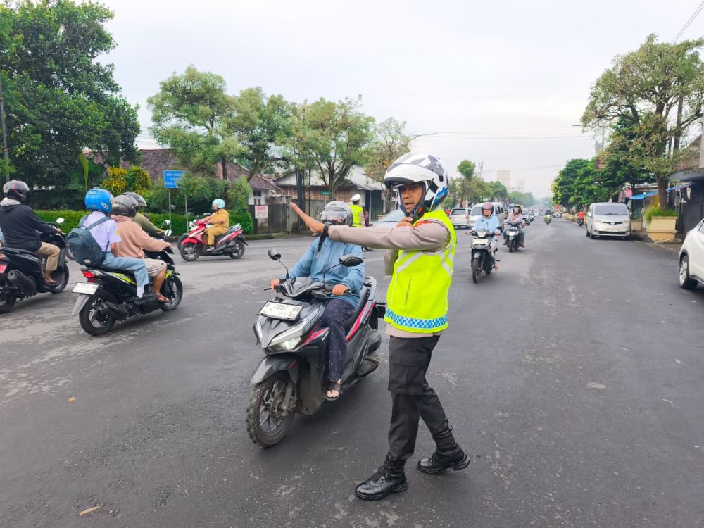 Kapolresta Banyumas Sambut Hari Pertama Sekolah dengan Turun Langsung ke Warga