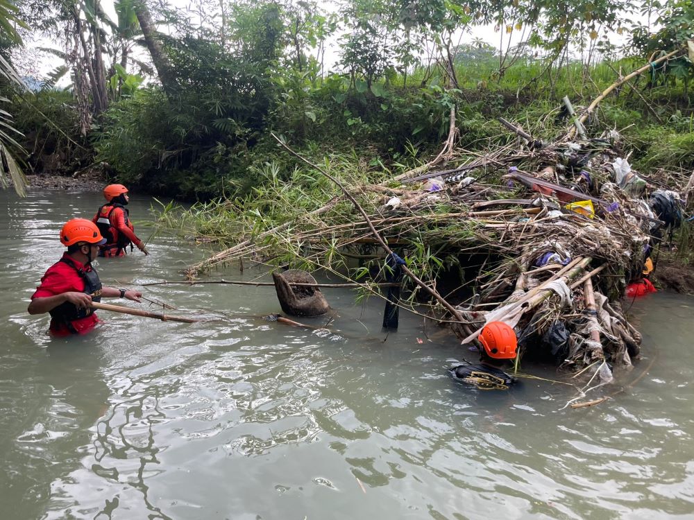 Lansia Diduga Terseret Arus Saat Bersihkan Parit di Banyumas, Tim SAR Lakukan Pencarian