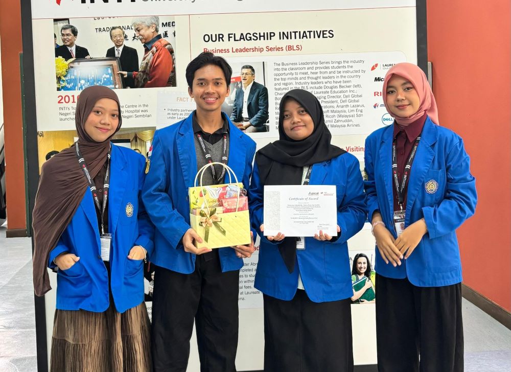 Mahasiswa Farmasi UMP Borong Penghargaan Internasional, Inovasi Deteksi Limbah dari Kulit Pisang Curi Perhatian