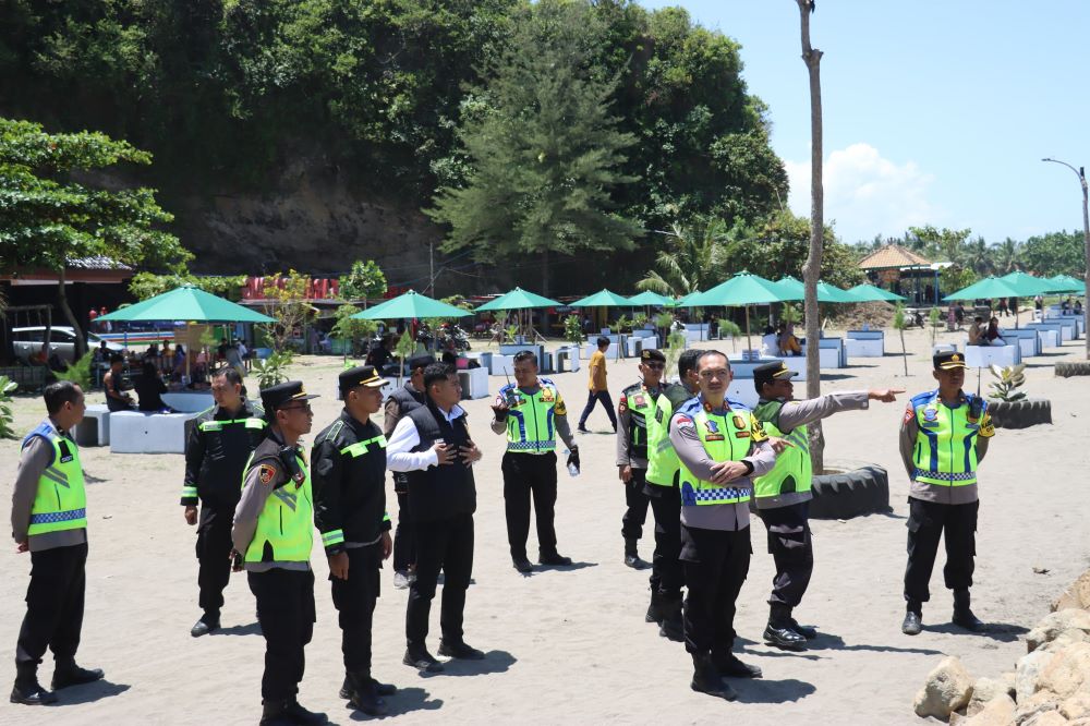 Usai Tragedi Karangbolong, Polres Kebumen Larang Wisatawan Berenang di Laut