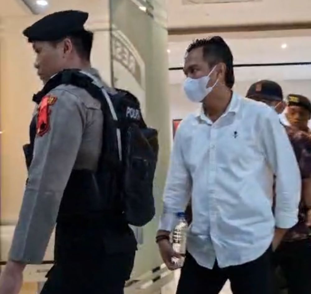 Usai Diperiksa 5 Jam di Polresta Banyumas, Bupati Cilacap dan Beberapa Pejabat Lainnya Dibawa KPK ke Jakarta