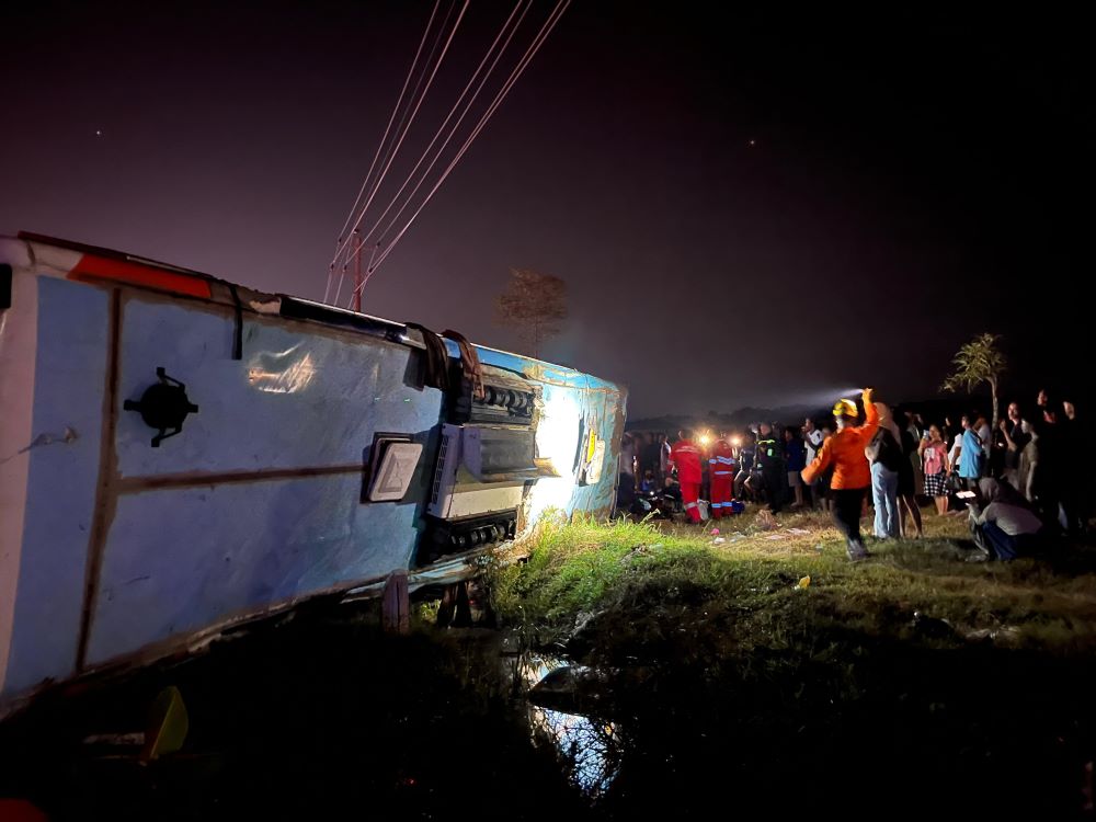 Bus Pemudik Terguling di Tol Pejagan KM 259, Satu Orang Meninggal dan Puluhan Penumpang Luka