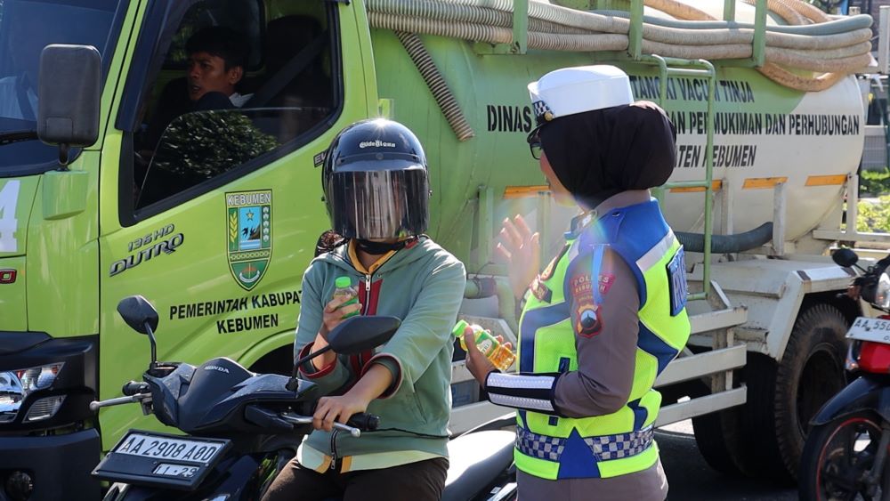 Operasi Keselamatan Candi 2026, Polres Kebumen Bagikan Cokelat Hingga Minyak Goreng kepada Pengendara Tertib