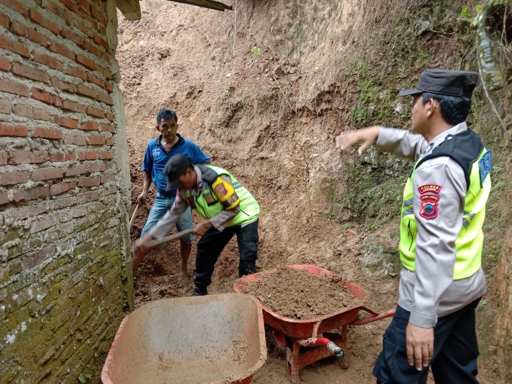 Hujan Deras Sebabkan Longsor di Kebumen, Polisi Turun Tangan Bersihkan Lumpur