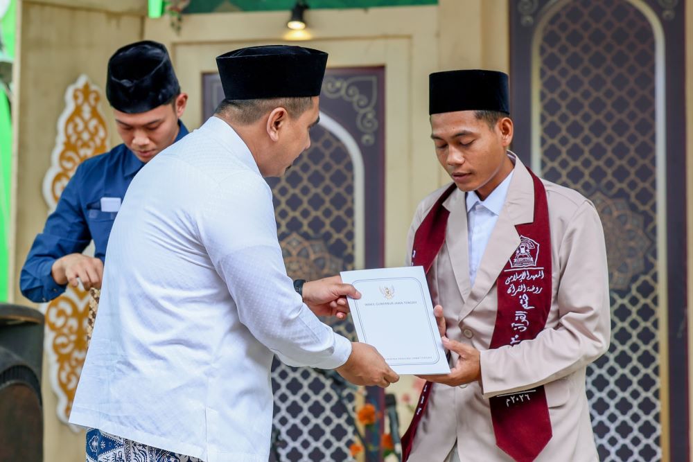 Setahun Kepemimpinan Ahmad Luthfi–Taj Yasin, Program Pesantren Obah Salurkan Insentif Ratusan Ribu Penerima