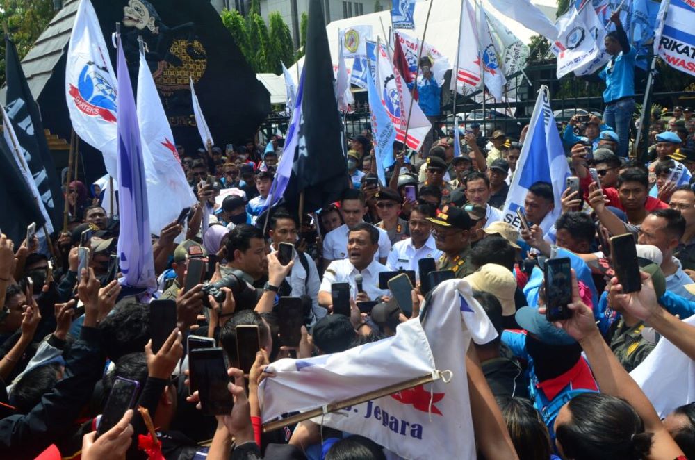 UMP 2026 Disahkan, Gubernur Jateng Dialog Langsung dengan Pendemo