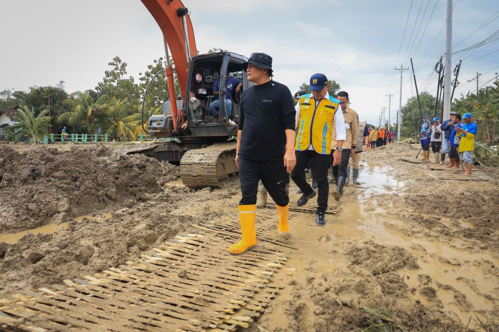 Jalur Vital Grobogan–Semarang Lumpuh, Gubernur Jateng Kebut Pemasangan Jembatan Darurat di Lokasi Tanggul Jebol