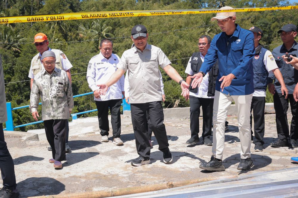 Tinjau Longsor di Brebes, Gubernur Jateng Intruksikan Perbaikan Jalan dan Sekolah Dipercepat