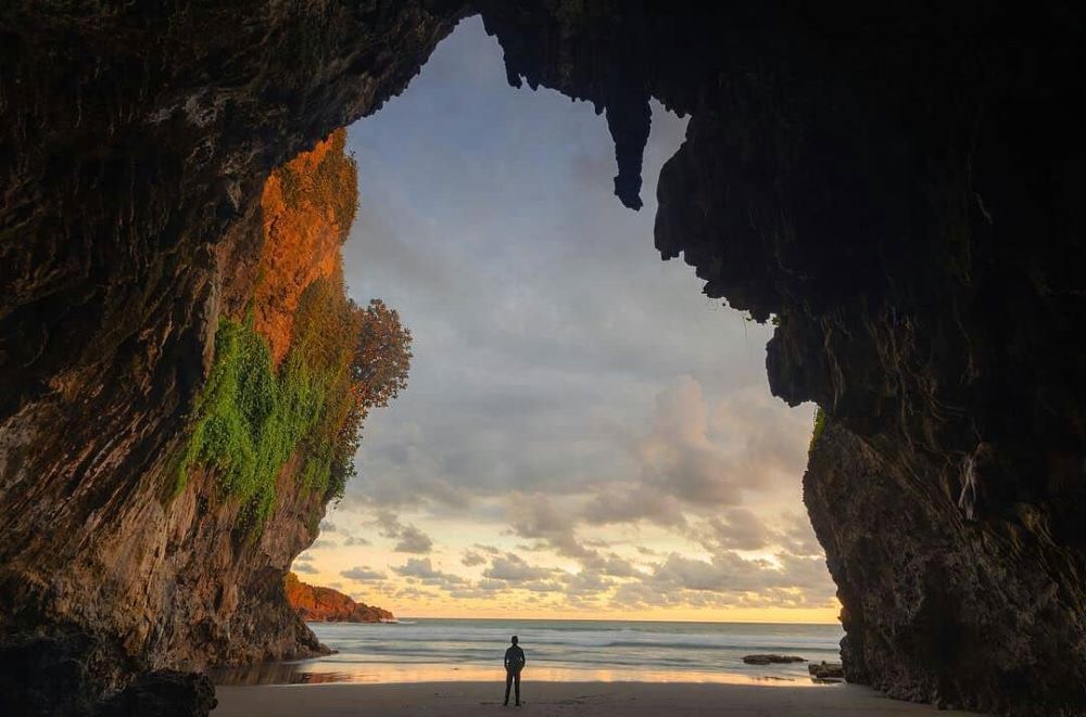 Surga Tersembunyi di Kebumen, Pantai Surumanis Tawarkan Ketenangan dan Panorama Tebing Eksotis