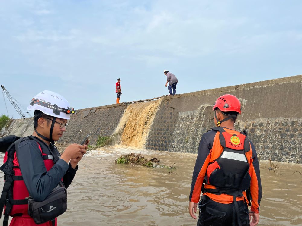 Asesmen Tim SAR Pastikan Kondisi Aman, Banjir Limpasan Cisanggarung di Losari Berangsur Surut