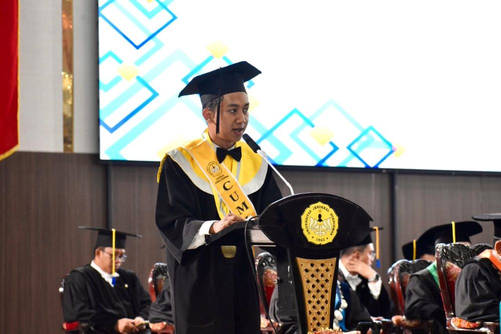 Dari Board Game ke Podium Wisuda: Yossi Khoerul Izata, Lulusan Terbaik FEB Unsoed dengan IPK Sempurna